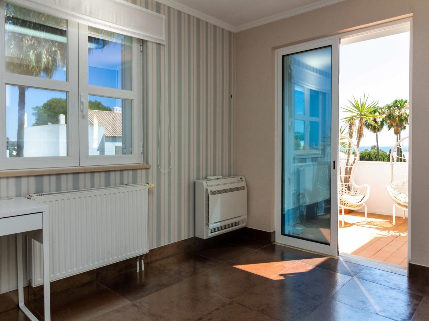 Second ground-floor double bedroom with partial Atlantic view at Dunas Salgados Apartment